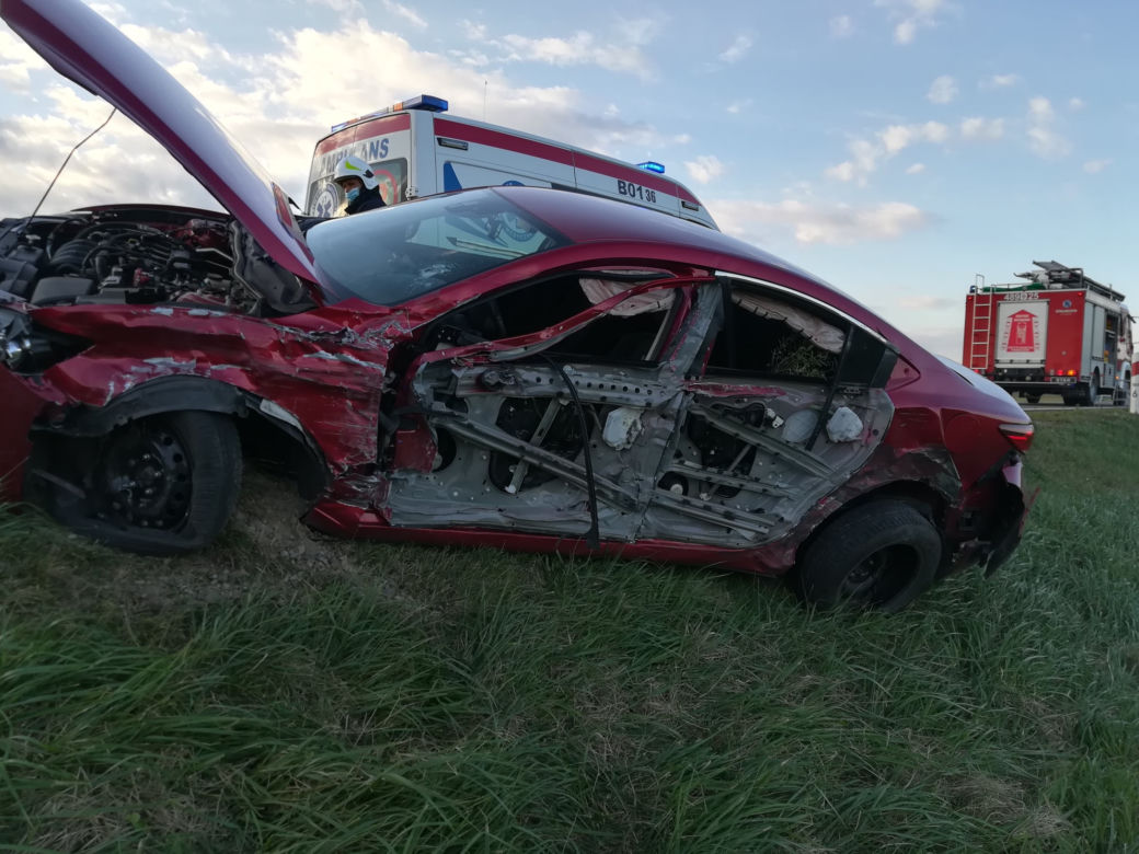 Groźne zderzenie mazdy z ciężarówką. Osobówka zjechała na przeciwny pas [ZDJĘCIA]