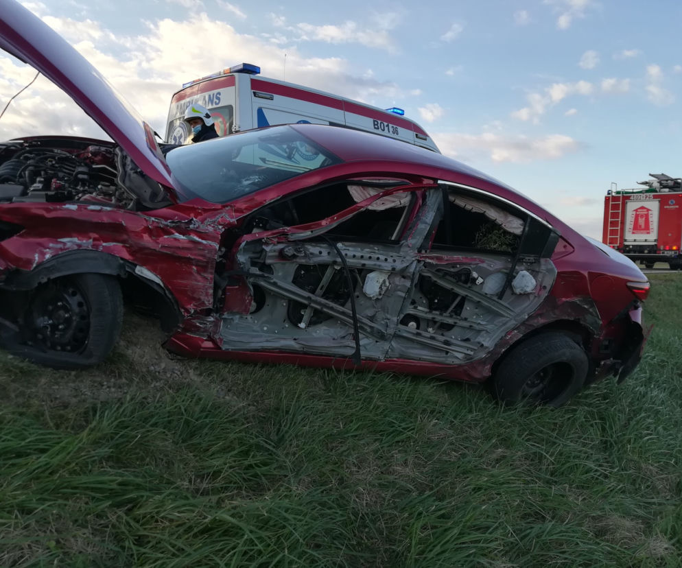Groźne zderzenie mazdy z ciężarówką. Osobówka zjechała na przeciwny pas [ZDJĘCIA]