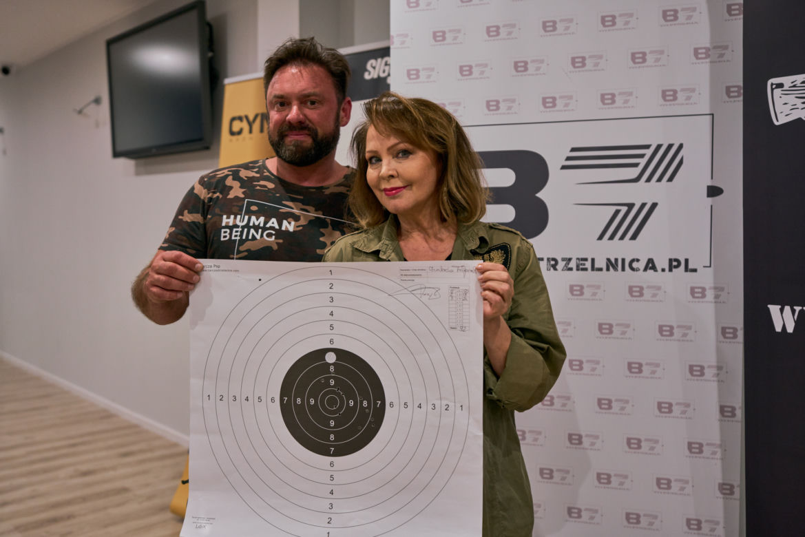 Aktorzy strzelali na Targówku. Izabela Trojanowska ze swoją tarczą