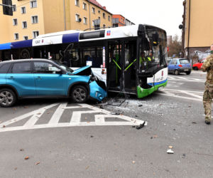 Zderzenie auta osobowego z autobusem