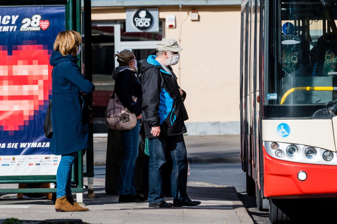 Nie wszyscy mieszkańcy noszą maseczki 
