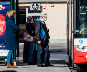 Nie wszyscy mieszkańcy noszą maseczki 