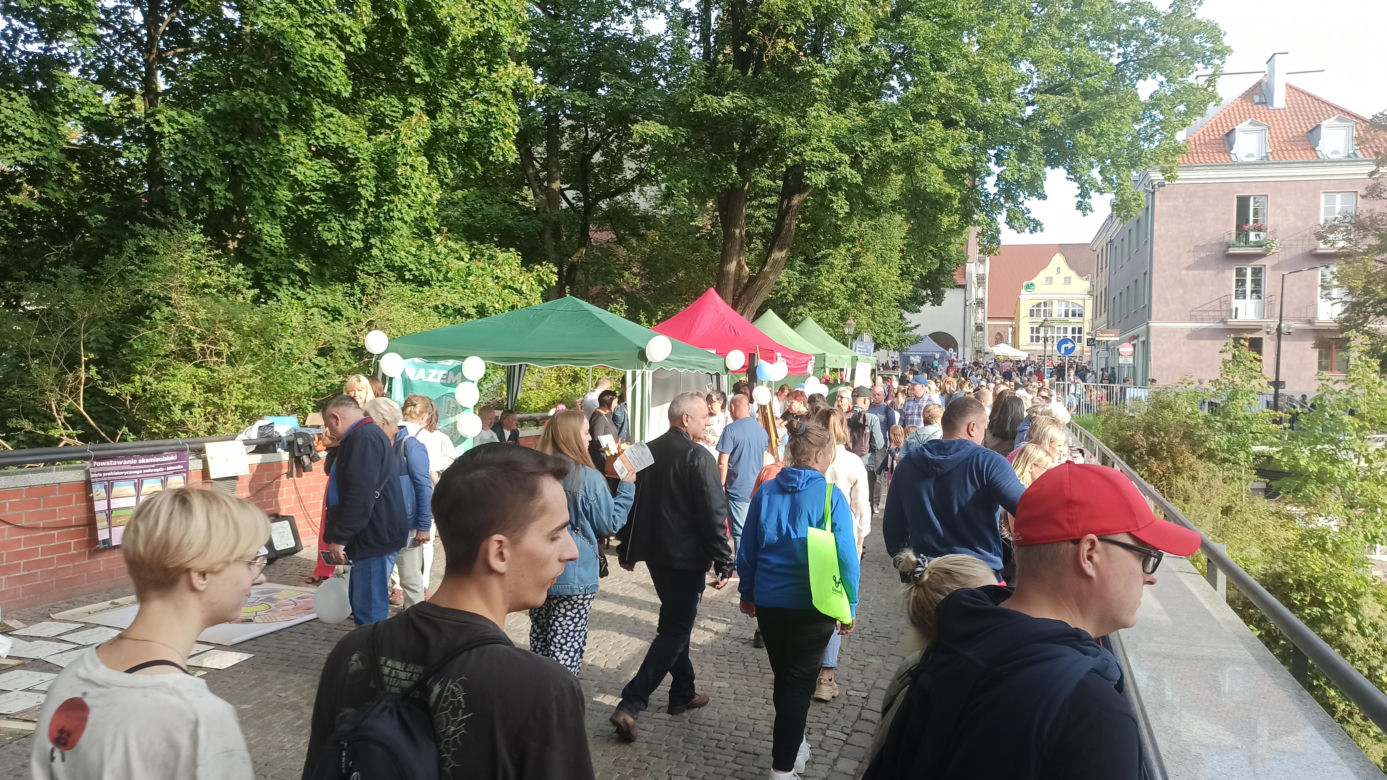 Tłumy na Starym Mieście w Olsztynie. Mieszkańcy świętowali 25-lecie samorządu Warmii i Mazur [ZDJĘCIA]