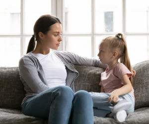 Jak nauczyć dziecko prosić o pomoc? Ta umiejętność jest o wiele ważniejsza niż same piątki w dzienniku