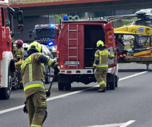 Zderzenie trzech aut na S7 pod Rychnowem. Na miejsce wezwano śmigłowiec LPR