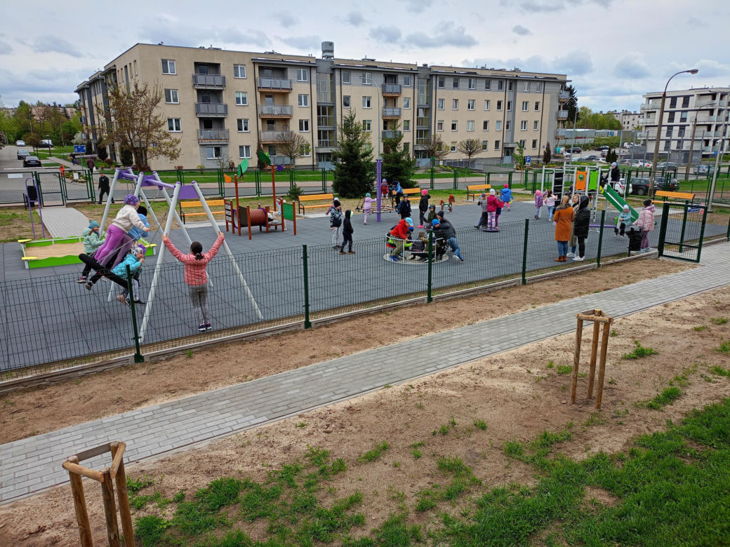 Nowy plac zabaw przy SP nr 8 w Siedlcach jest ogólnodostępny dla wszystkich mieszkańców miasta i dostosowany do potrzeb osób z niepełnosprawnością ruchową