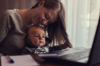 Powrót do pracy po macierzyńskim budzi lęk? Te umiejętności mogą być twoim największym atutem