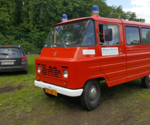 Artystyczna twórczość... na masce samochodu