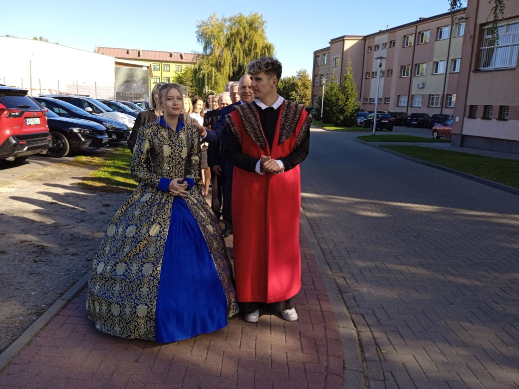 100 par zatańczyło poloneza na 100-lecie siedleckiego Ekonomika