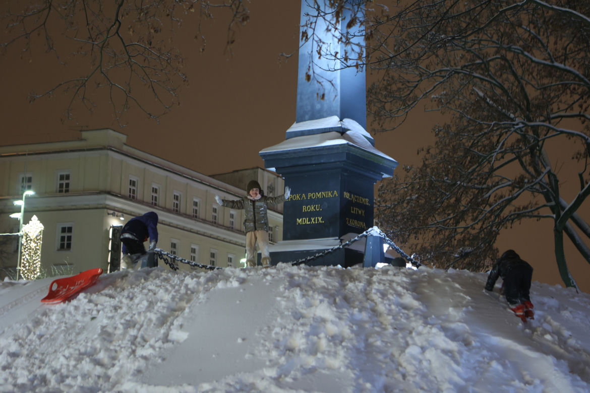 Śnieżny Lublin wieczorową porą