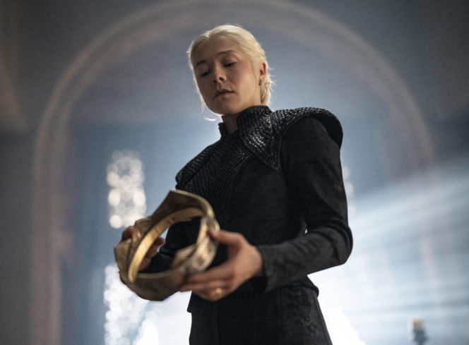 Emmy D'Arcy jako królowa Rhaenyra Targaryen w finale 3. sezonu Rodu smoka