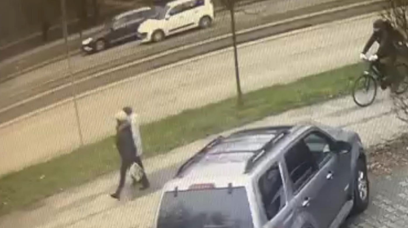 Podjeżdżał na rowerze i atakował znienacka