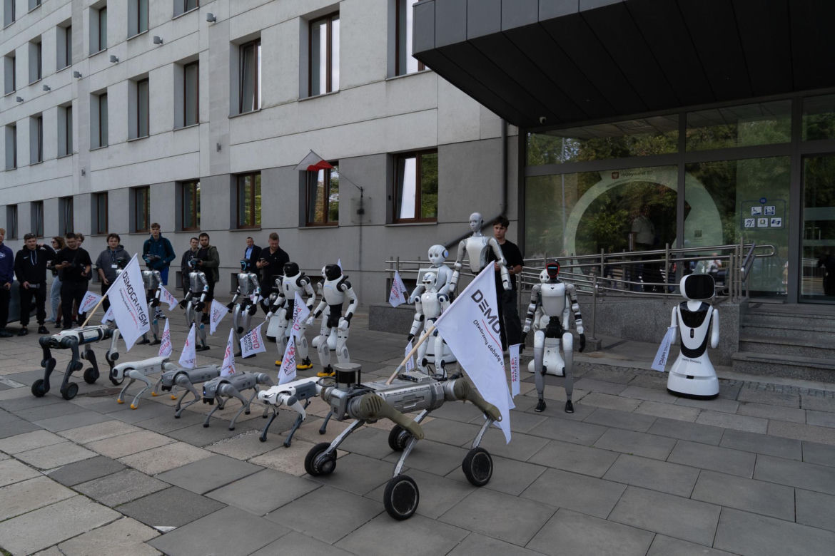 Niewiarygodne sceny. Roboty "krzyczą" w Warszawie, a minister alarmuje: "mamy się czego obawiać!"
