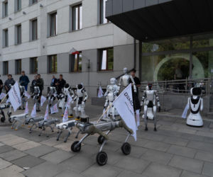 Niewiarygodne sceny. Roboty krzyczą w Warszawie, a minister alarmuje: mamy się czego obawiać!