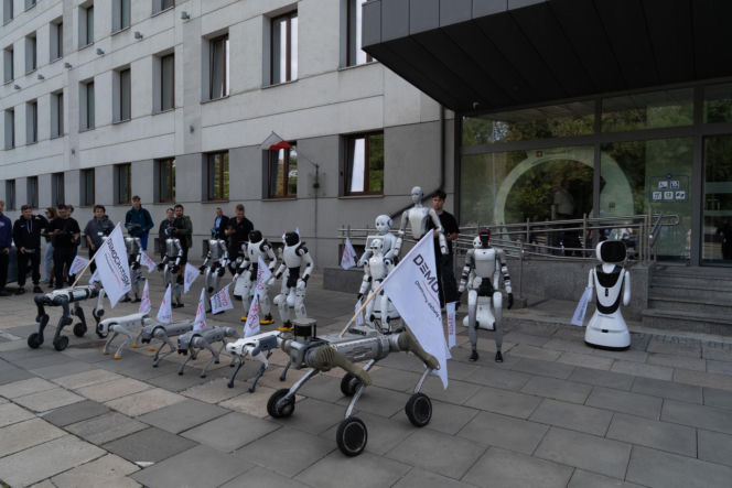 Niewiarygodne sceny. Roboty "krzyczą" w Warszawie, a minister alarmuje: "mamy się czego obawiać!"