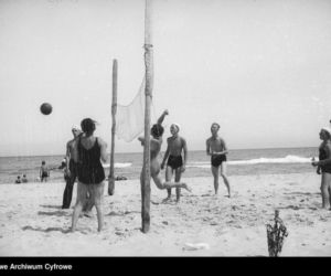 Jak dawniej wyglądało plażowanie? Te zdjęcia to prawdziwe perełki! [GALERIA]