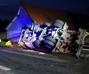 Trasa Olsztnynek - Szczytno zablokowana po wypadku. Ciężarówka przewróciła się na budynek
