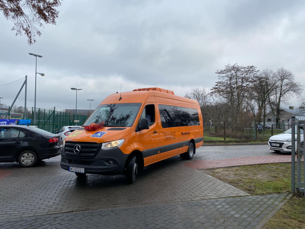 Ułatwi transport dzieci z niepełnosprawnościami. Nowy bus trafił do SOSW w Siedlcach