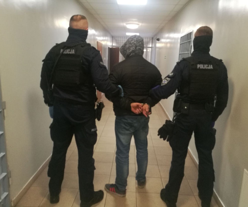 SZALEŃCZY POŚCIG za 30-latkiem ulicami Sieradza. Wcześniej dobijał się do drzwi swojej ex, MIAŁ PRZY SOBIE NOŻE. Co chciał zrobić?