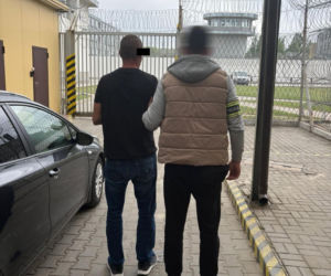 Brutalnie zaatakował byłego partnera swojej eksżony. Tłukł głową 41-latka o beton!