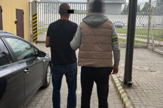 Brutalnie zaatakował byłego partnera swojej eksżony. Tłukł głową 41-latka o beton!
