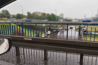Poznań SPARALIŻOWANY! Wiele ulic nadal jest ZALANYCH! [WASZE ZDJĘCIA, WIDEO]