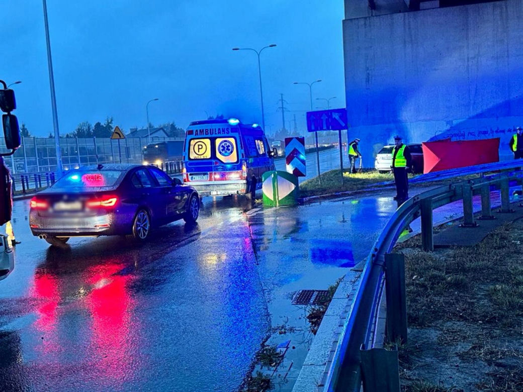 Z impetem gruchnął w wiadukt. Poduszki powietrzne wybuchły, ale kierowca zginął na miejscu