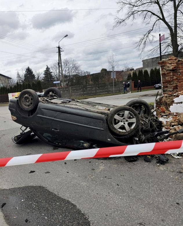 Radomsko. Kapliczka kompletnie zniszczona. Szokujący wypadek. Policja poszukuje mężczyzny z renaulta [ZDJĘCIA]
