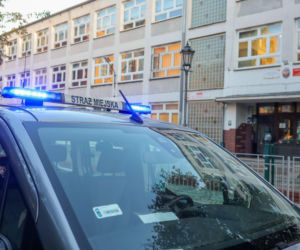 Radiowozy przy szkołach we Wrocławiu. Uczą dzieci ucieczki i barykadowania sal