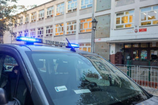 Radiowozy przy szkołach we Wrocławiu. Uczą dzieci ucieczki i barykadowania sal