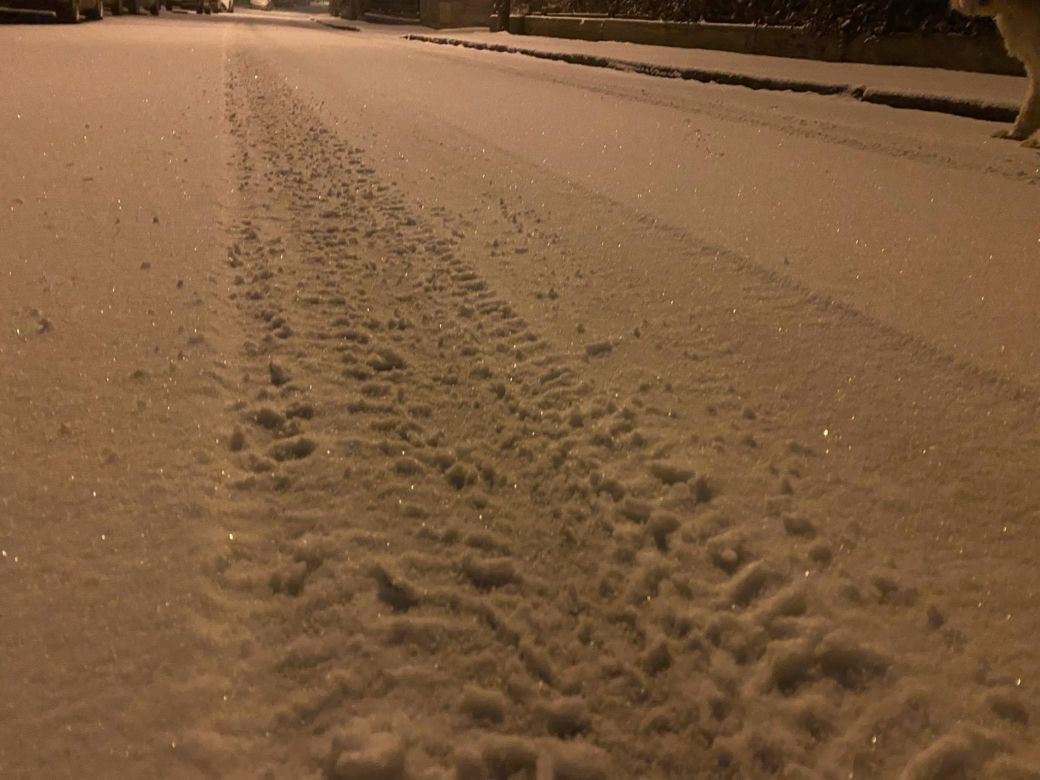 Warmia i Mazury zasypane śniegiem. Na drogach trudne warunki