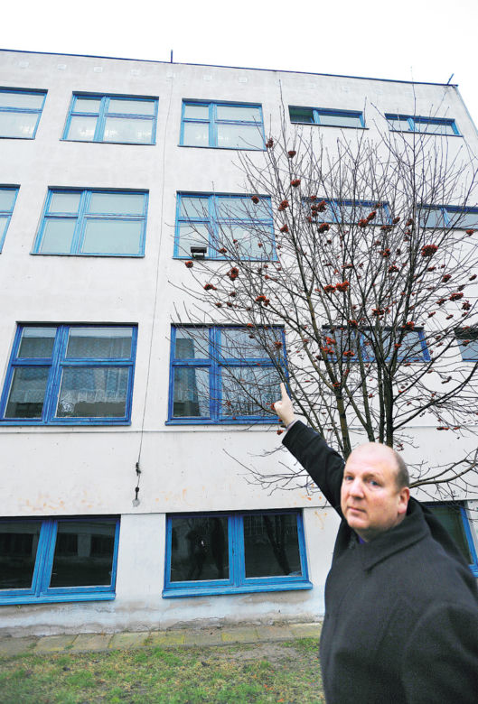 8-letni Szymek wyskoczył przez okno, bo chciał do mamy