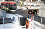 Autobus utknął na przejeździe kolejowym