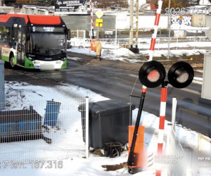 Autobus utknął na przejeździe kolejowym
