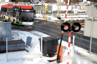 Autobus utknął na przejeździe kolejowym