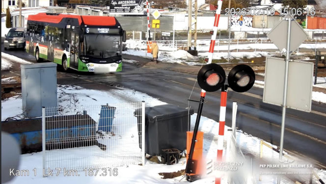 Autobus utknął na przejeździe kolejowym