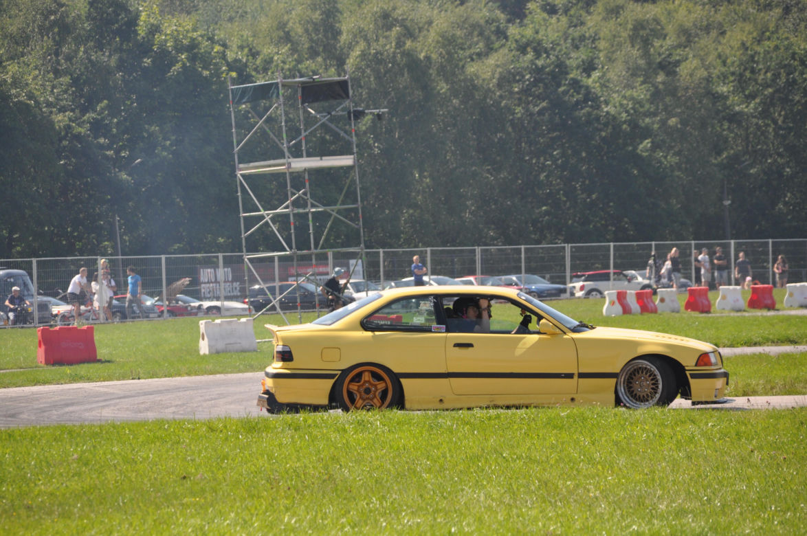 Auto Moto Fiesta 2023 na Torze Kielce. Dużo pięknych samochodów i pokazy driftu