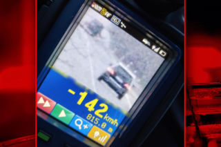 Kierowca mercedesa myślał, że oszukał policję. Popełnił jeden błąd