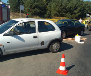 Zderzenie dwóch osobówek na obwodnicy Brodnicy. Jedna osoba trafiła do szpitala! [ZDJĘCIA]