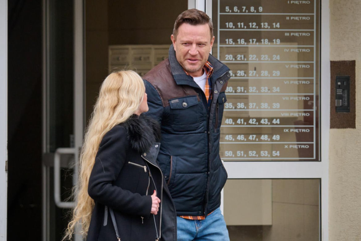 Na Wspólnej, odc. 3970: Wojtek (Wojciech Błach), agentka (Kinga Kamińska)