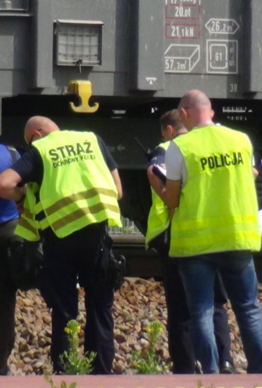 Makabra na torach w Warszawie. Rozczłonkowane ciało leży na torach