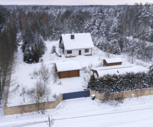 Dom Ziobry zasypany śniegiem czeka na gospodarza
