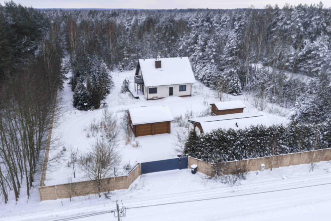 Dom Ziobry zasypany śniegiem czeka na gospodarza