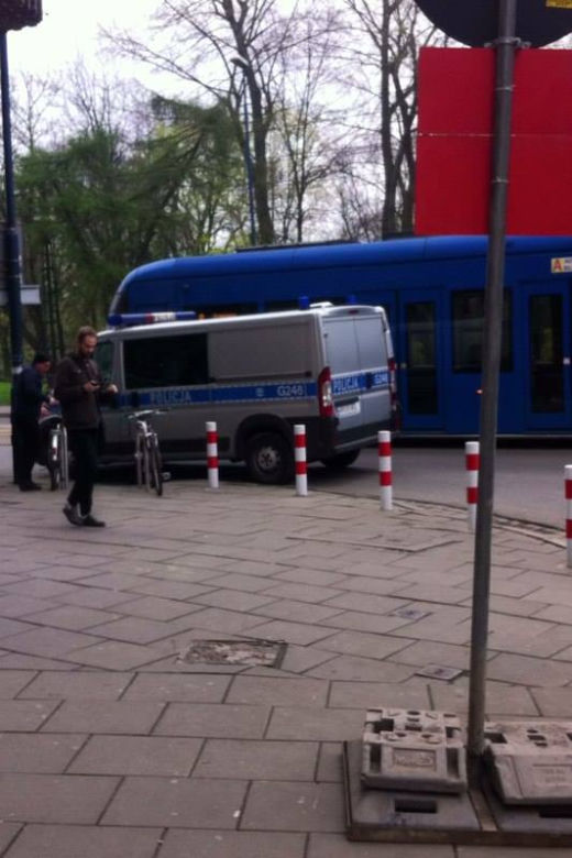 Kraków: Młoda kobieta skoczyła z okna przy ul. Pomorskiej. Spadła na skokochron [AUDIO]