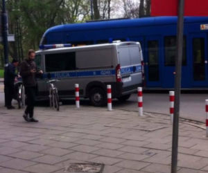 Kraków: Młoda kobieta skoczyła z okna przy ul. Pomorskiej. Spadła na skokochron [AUDIO]