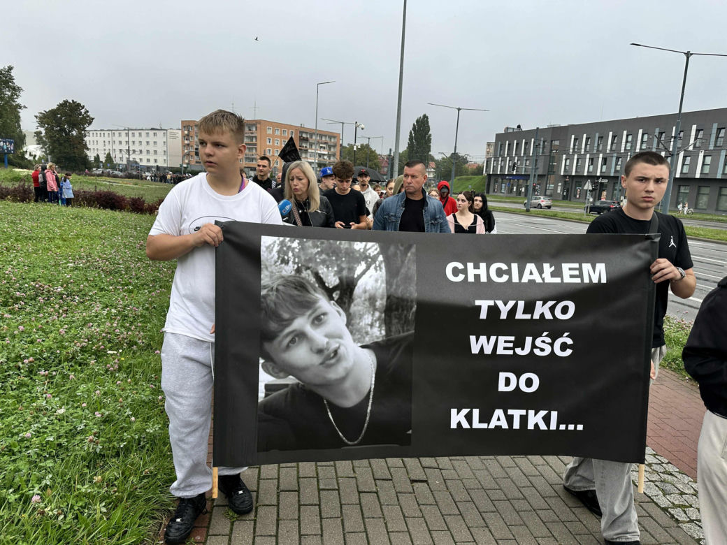 Setki osób upamiętniły Oliwiera. 20-latek zmarł po interwencji policji. "Zabili go jak zwierzę"