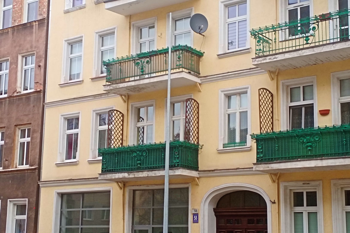 Balkon z widokiem na... słup