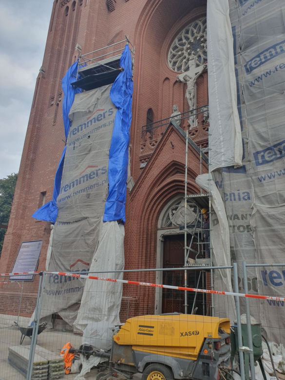 Księża zamówili męską prostytutkę na imprezę. Teraz ktoś podpalił kościół
