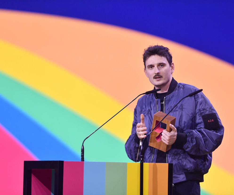 Dawid Podsiadło z nagrodą przy mównicy. O kontrowersyjnej ofercie pracy artysty przeczytasz na Eska.