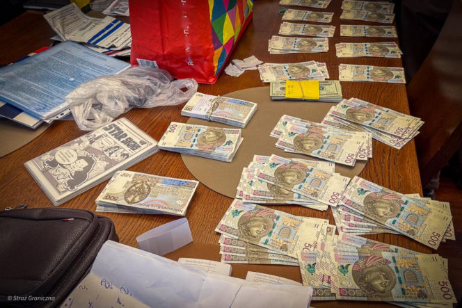 Straż Graniczna weszła jednocześnie do 17 lokali w Pomorskiem, a podczas pościgu ulicami Gdańska padły strzały w opony uciekających aut